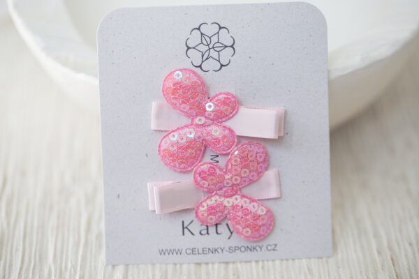 Světle růžový motýlci do&nbsp;vlasů