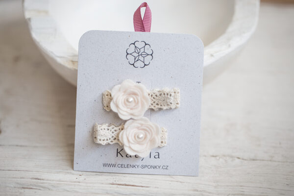 Dětské sponky – smetanové květiny s&nbsp;perličkou