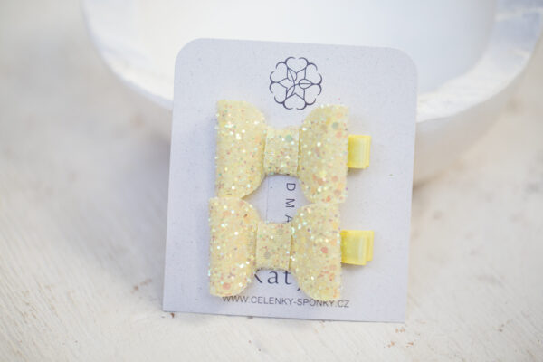 Třpytivé žluté mašle do&nbsp;vlasů