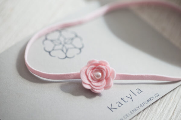 Dětská čelenka na&nbsp;gumce s&nbsp;květinou – Růžová