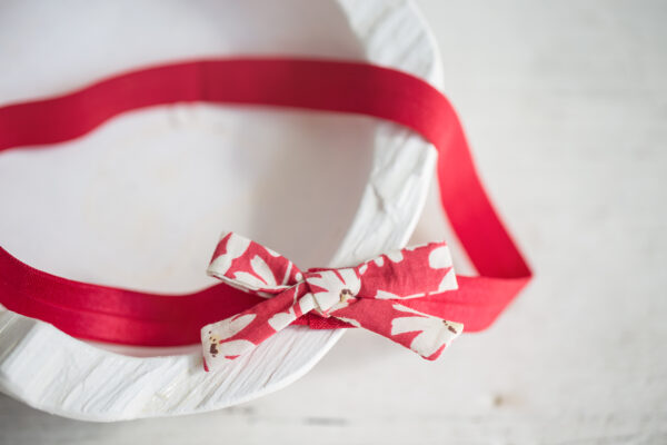 Dětská čelenka na&nbsp;gumce s&nbsp;mašličkou červená