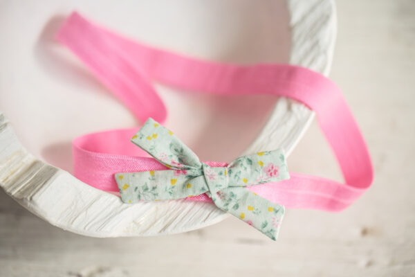 Dětská čelenka do&nbsp;vlasů na&nbsp;gumce s&nbsp;mašličkou zelenkavá