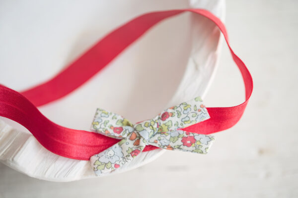 Dětská čelenka na&nbsp;gumce s&nbsp;mašlí květinová