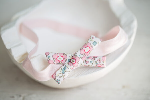 Dětská čelenka na&nbsp;gumce s&nbsp;mašlí růžová