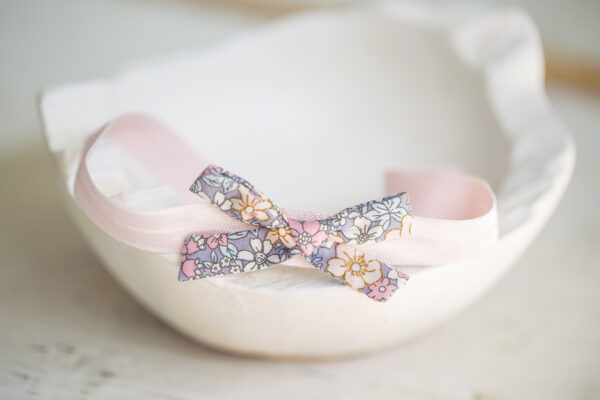 Dětská čelenka na&nbsp;gumce s&nbsp;mašlí šedorůžová