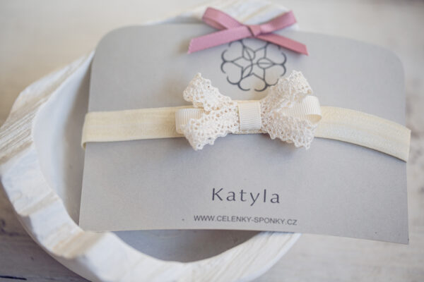Dětská čelenka na&nbsp;gumce s&nbsp;mašlí z&nbsp;krajky – Smetanová
